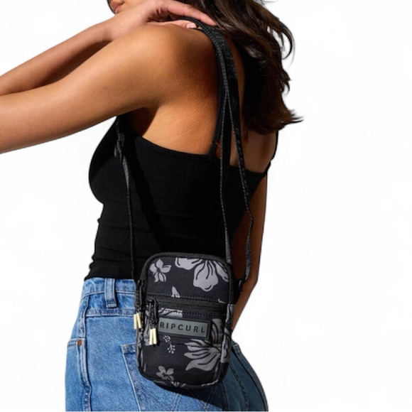 Rip Curl Weekend Travel Crossbody Bag — Black Grey Floral Quilted Sling (BNWT) - Picture 3 of 5